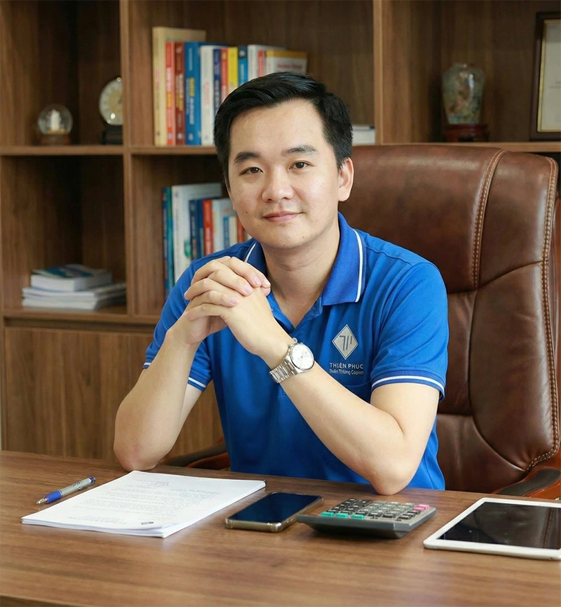 Lê Nhân làm việc